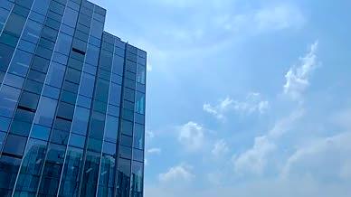 高清实拍商务楼云层翻滚白云飘动延时摄影1视频的预览图